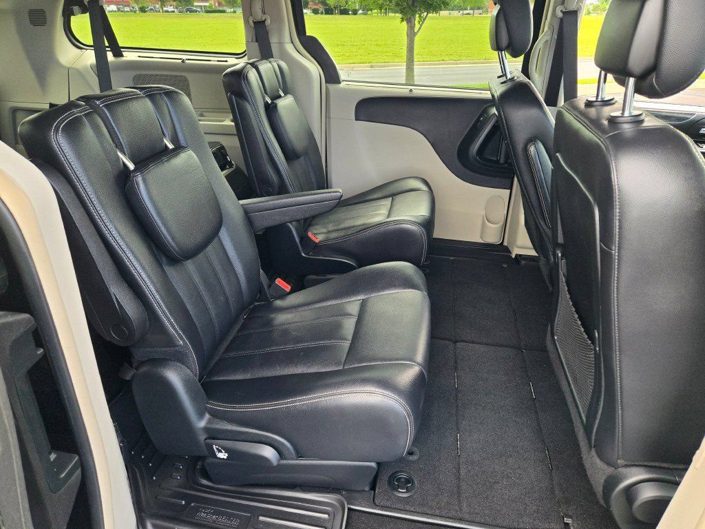 Used 2014 Chrysler Town & Country Touring FWD image 8