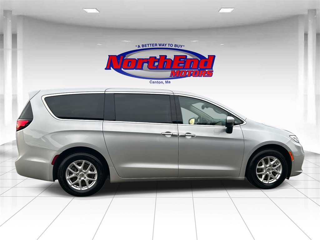 Used 2023 Chrysler Pacifica Touring-L image 2