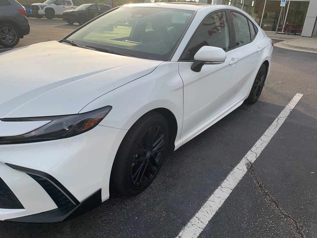 Used 2025 Toyota Camry SE w/ Convenience Package FWD image 5