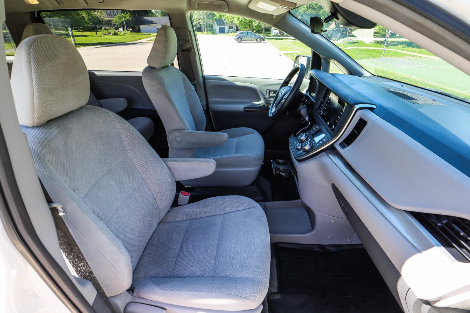 Used 2019 Toyota Sienna L FWD image 35