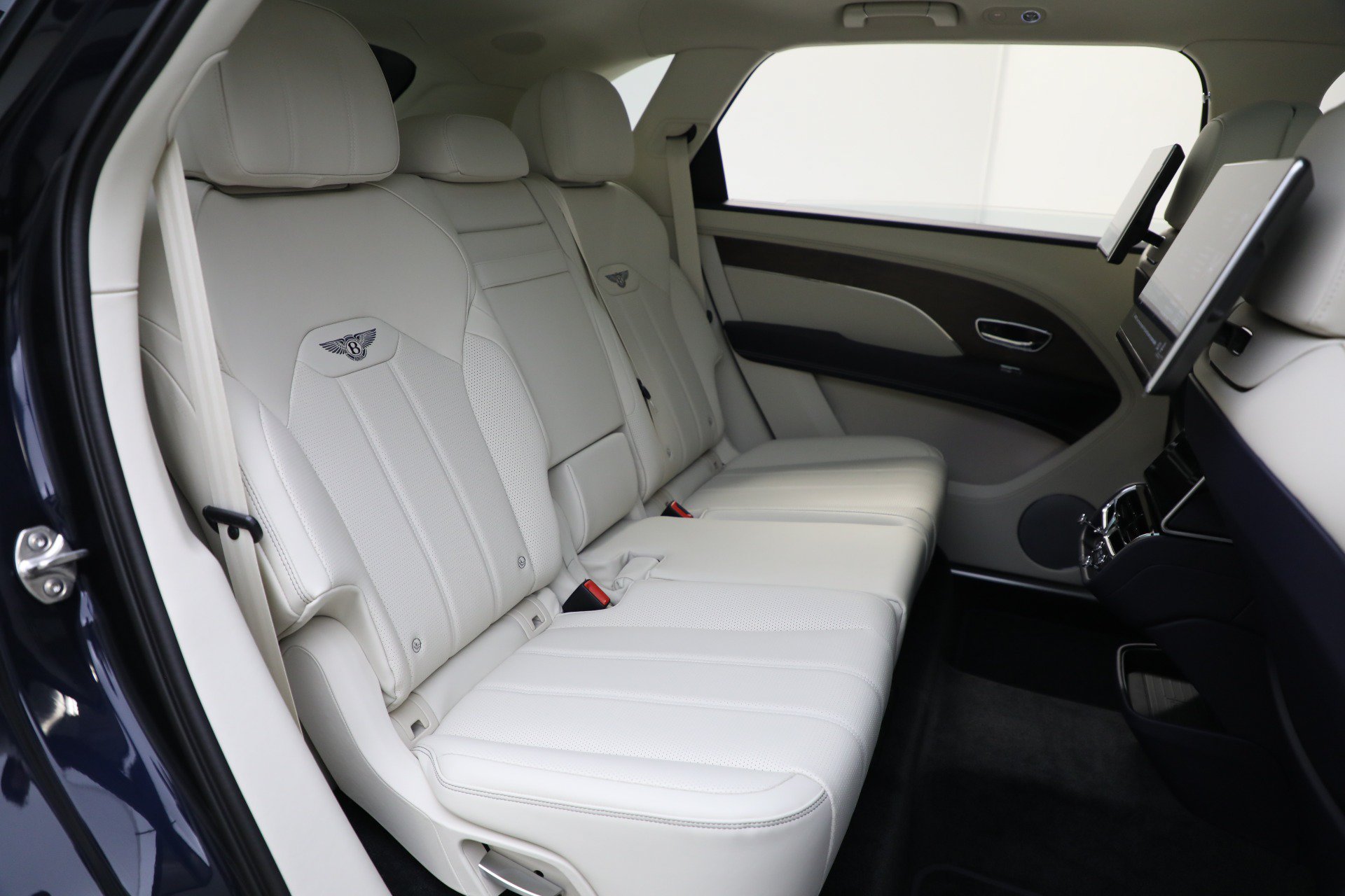 Used 2024 Bentley Bentayga Extended Wheelbase AWD/4WD image 27