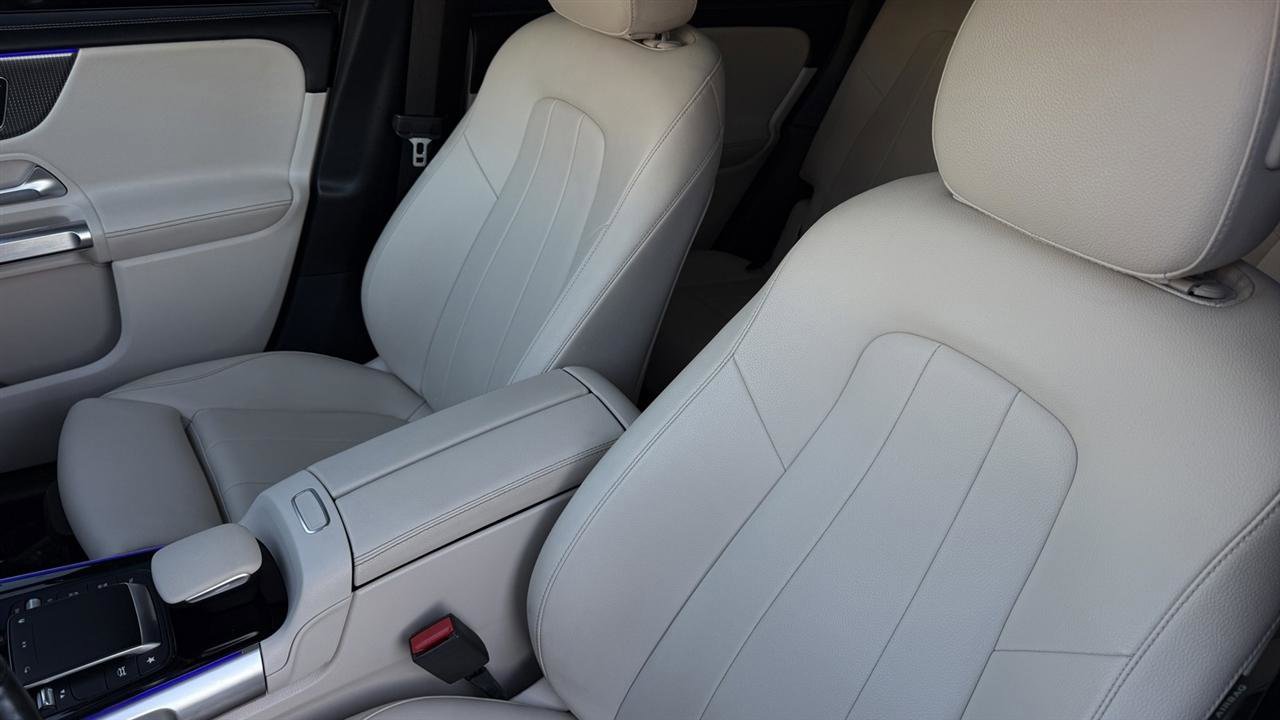 Used 2021 Mercedes-Benz GLB 250 4MATIC w/ Premium Package image 32