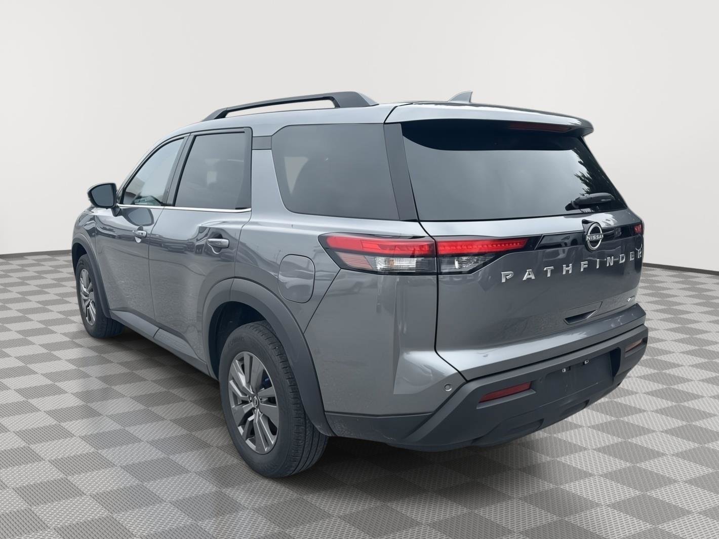 Used 2025 Nissan Pathfinder SV image 3