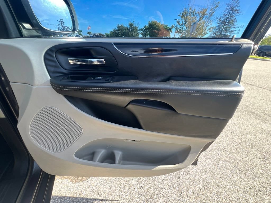Used 2014 Chrysler Town & Country Touring-L FWD image 22