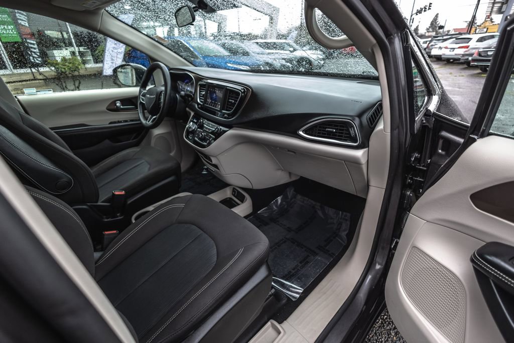 Used 2020 Chrysler Voyager L FWD image 28