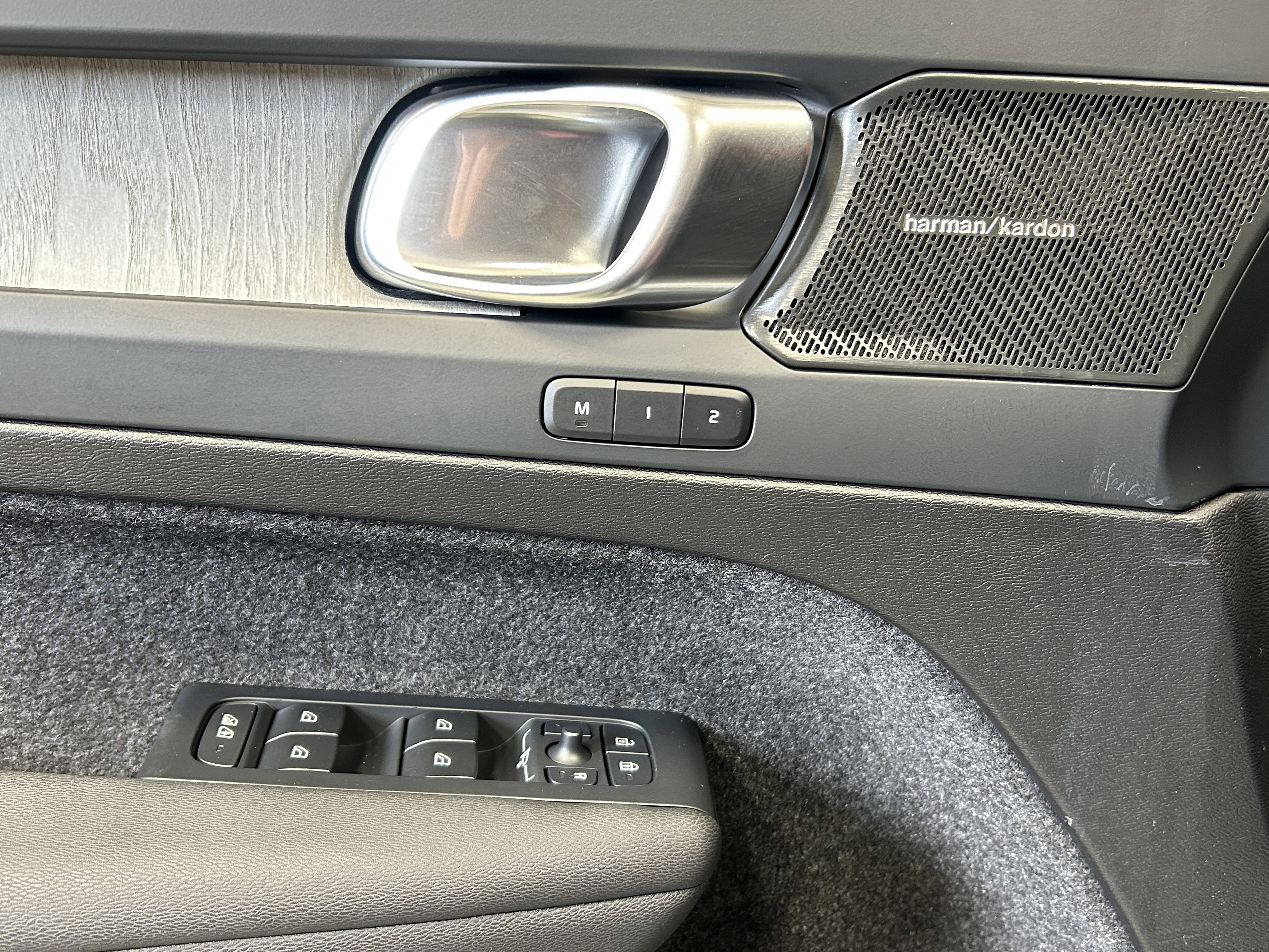 Used 2025 Volvo XC40 B5 Ultra w/ Climate Package image 21