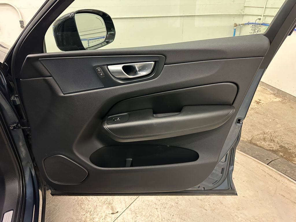 Used 2024 Volvo XC60 B5 Core image 32
