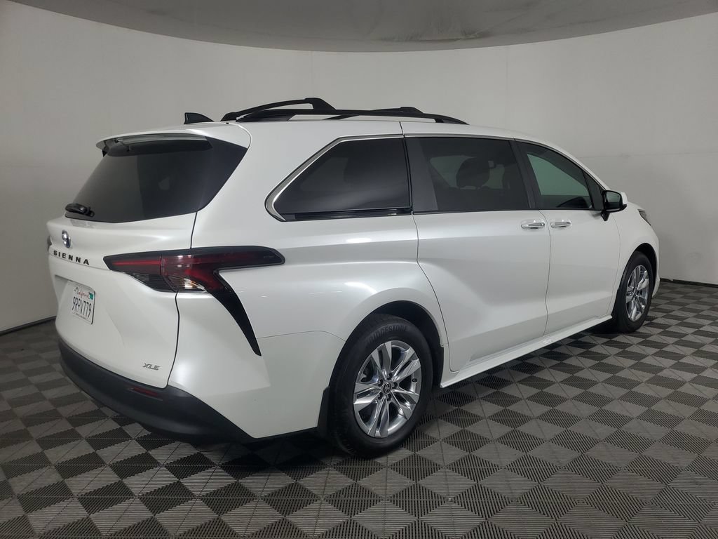 Used 2025 Toyota Sienna XLE w/ XLE Plus Package FWD image 4