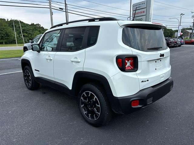 Certified 2023 Jeep Renegade Latitude w/ Sun/Sound Group AWD/4WD image 5