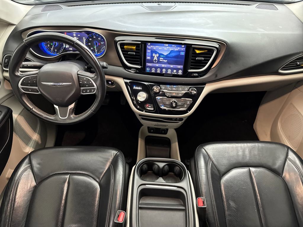 Used 2023 Chrysler Pacifica Touring-L FWD image 12