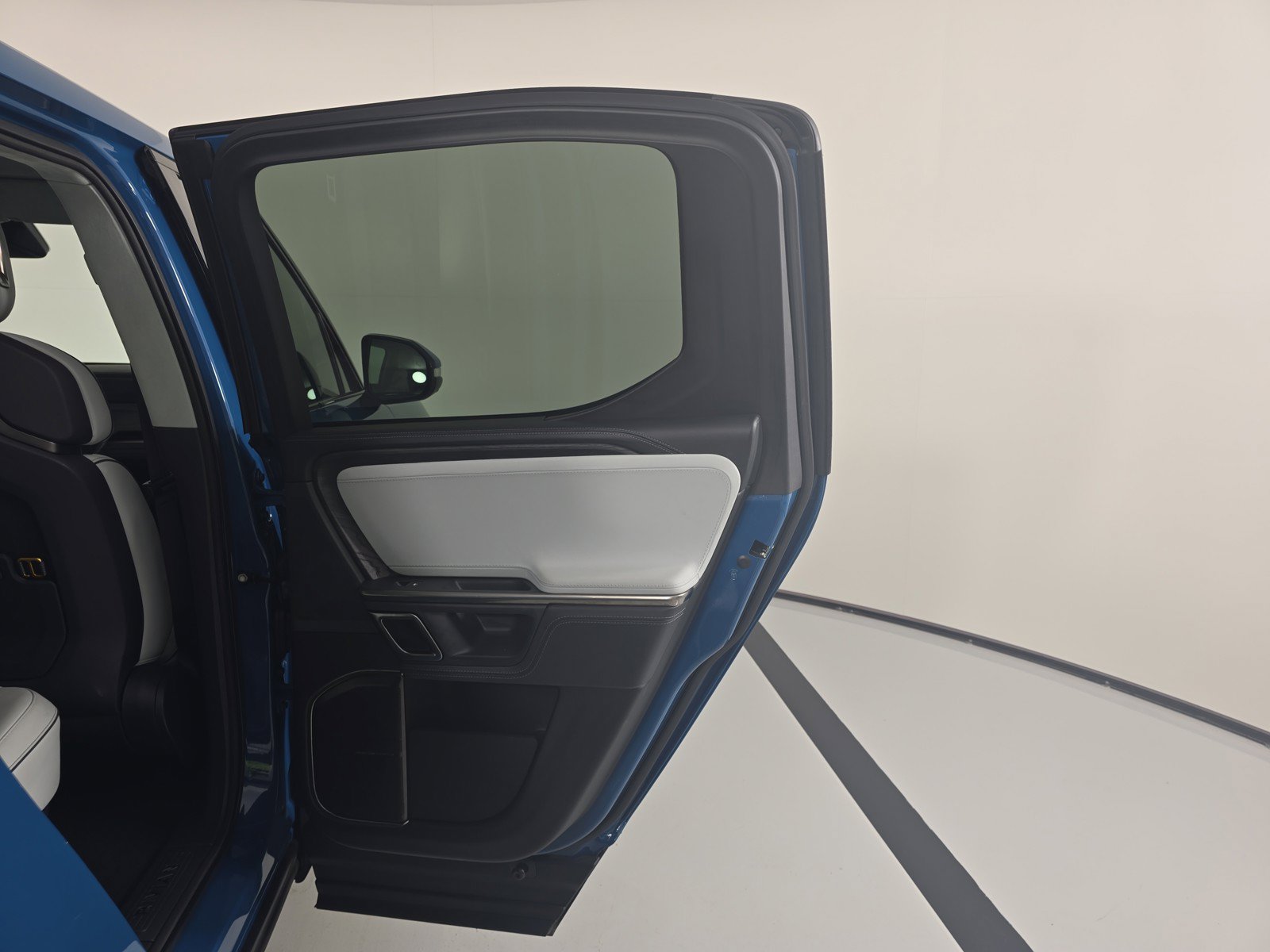 Used 2023 Rivian R1T Adventure AWD/4WD image 19
