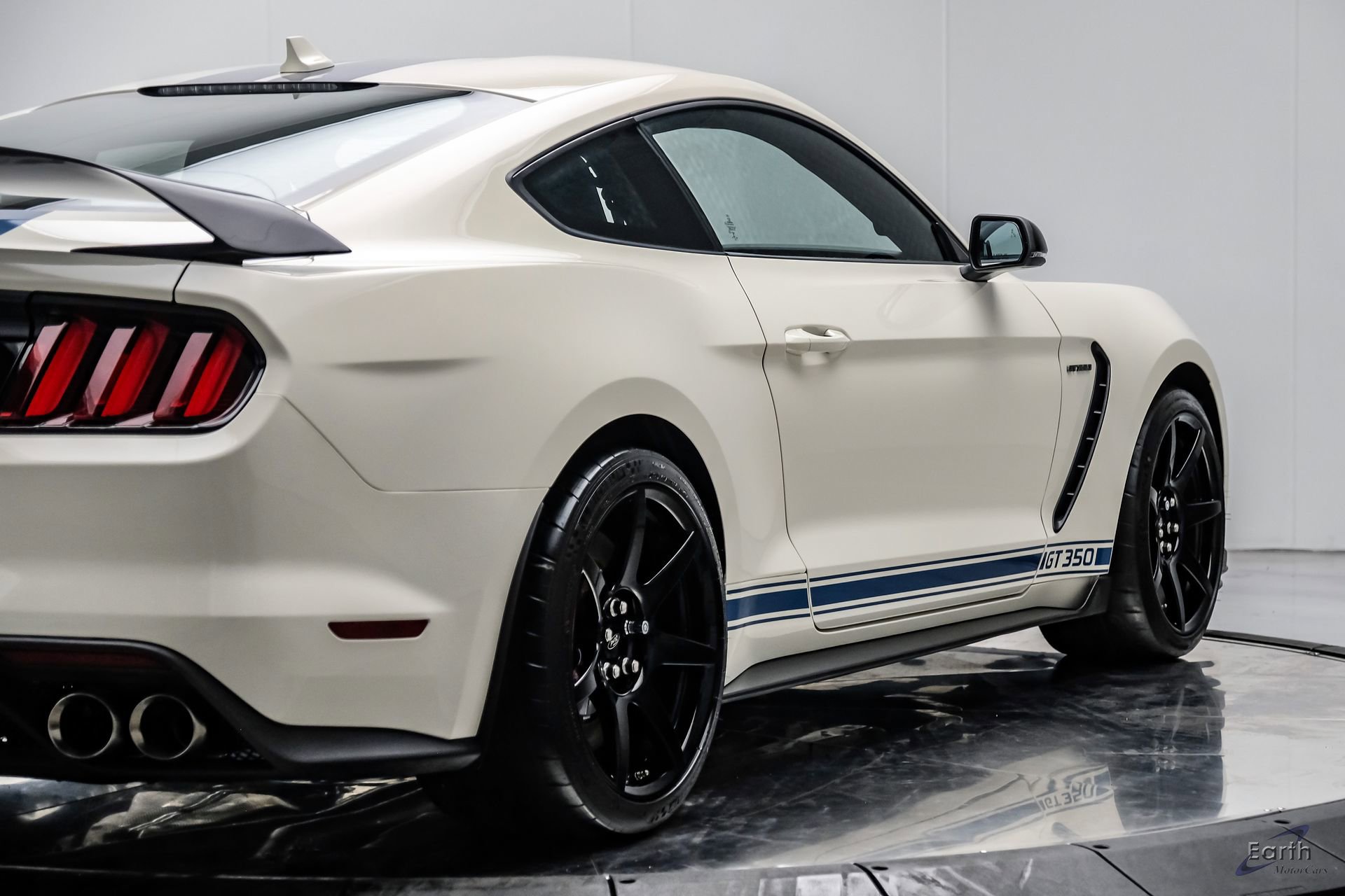 Used 2020 Ford Mustang Shelby GT350R w/ GT350R Equipment Group 920A RWD image 24