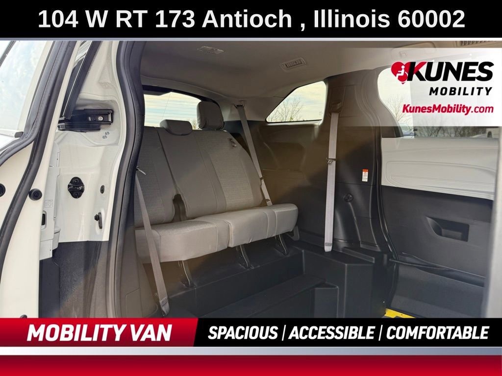 Used 2025 Toyota Sienna LE image 17