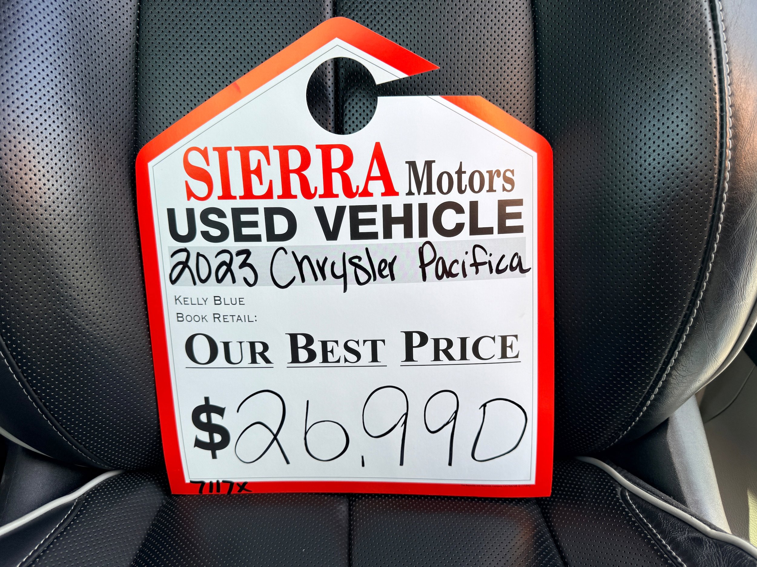Used 2023 Chrysler Pacifica Limited FWD image 10