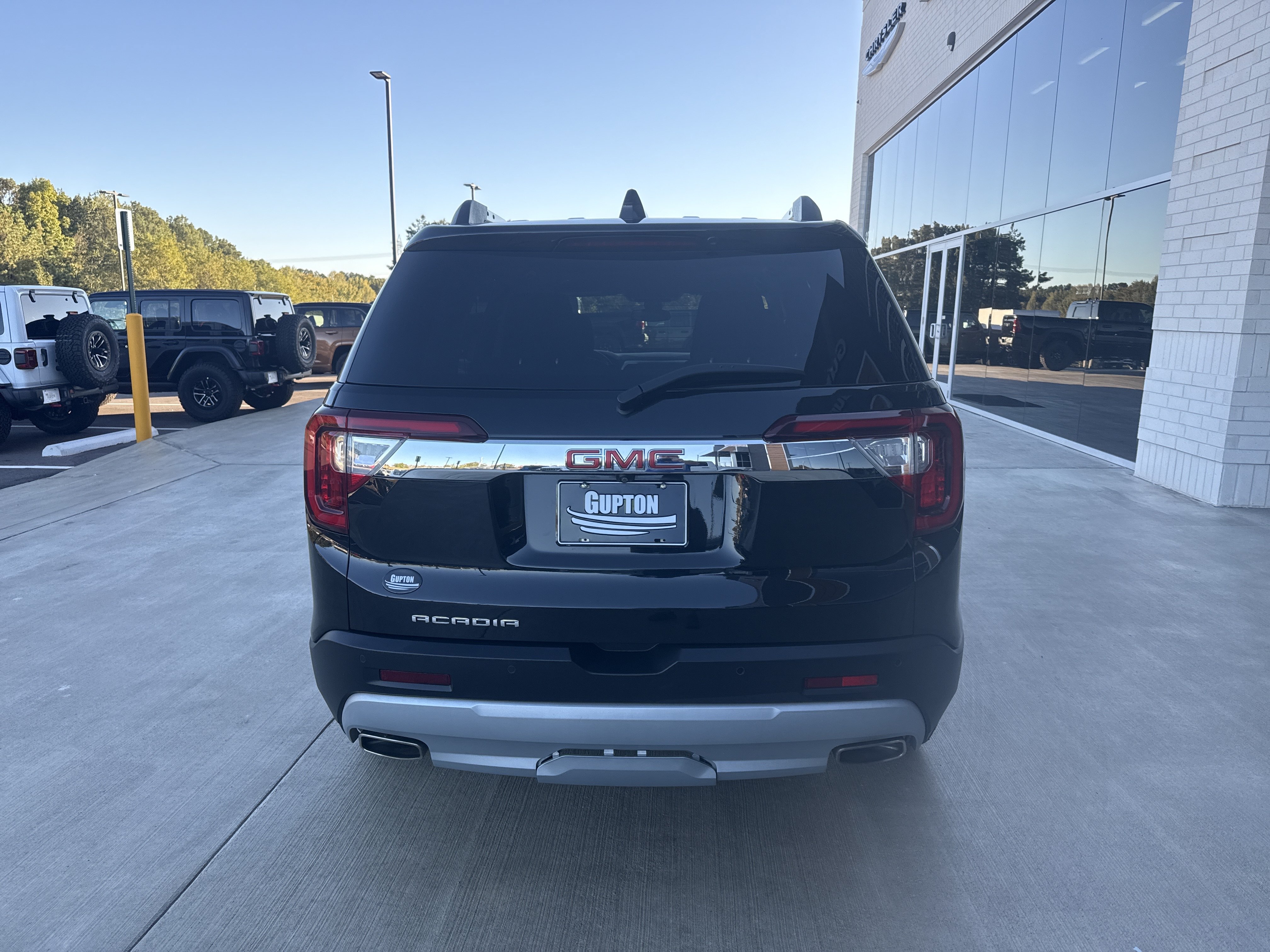 Used 2023 GMC Acadia SLE w/ Driver Convenience Package FWD image 6