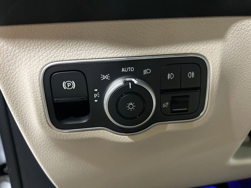 New 2026 Mercedes-Benz GLB 250 4MATIC image 14