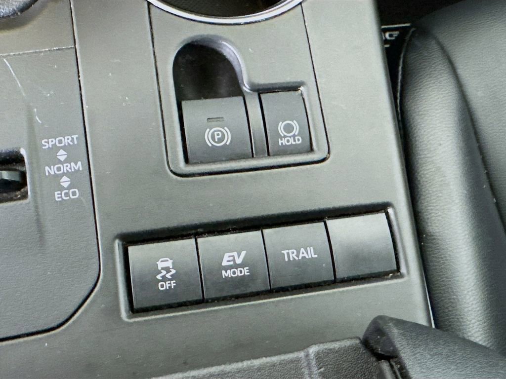 Used 2021 Toyota Highlander XLE AWD/4WD image 16