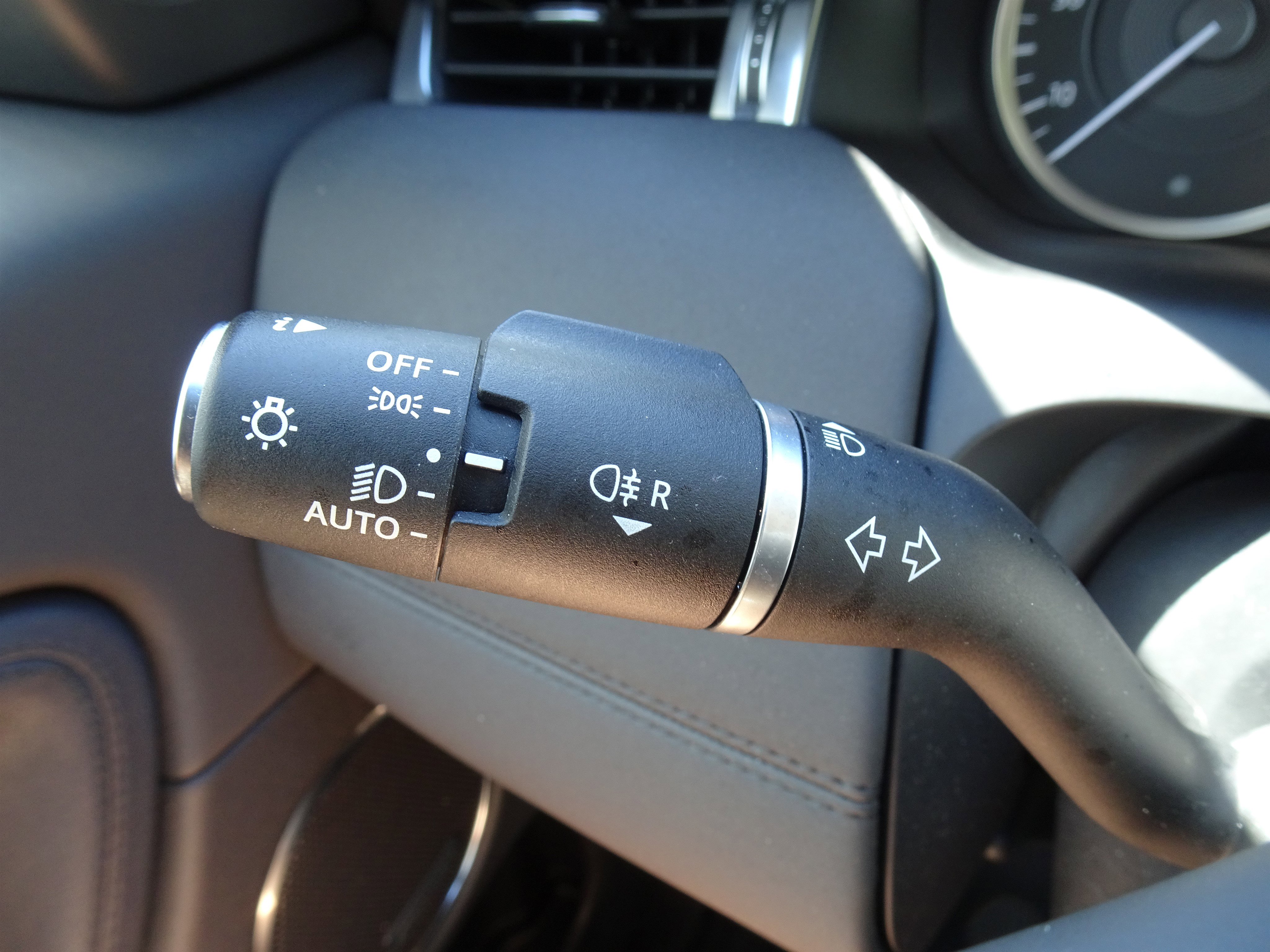 Used 2023 Land Rover Discovery Sport SE image 36