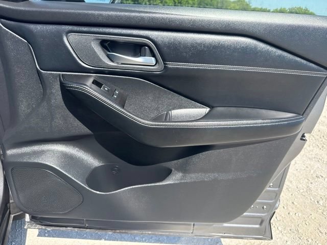 Used 2025 Nissan Rogue SL AWD/4WD image 17