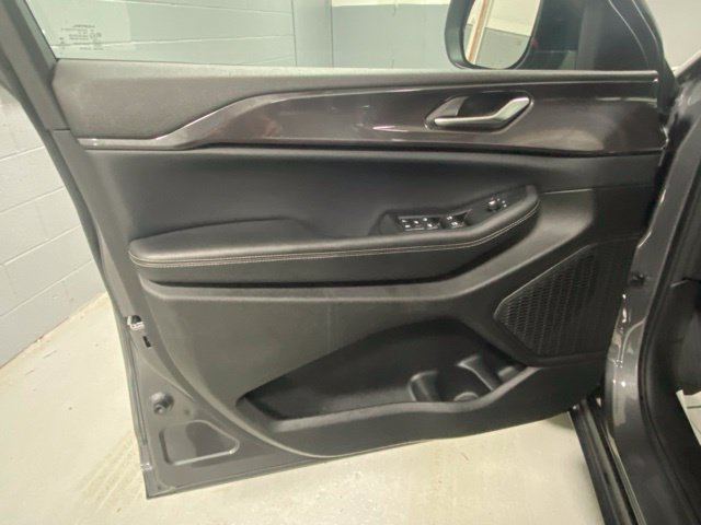 Used 2023 Jeep Grand Cherokee L Laredo w/ Luxury Tech Group I AWD/4WD image 6