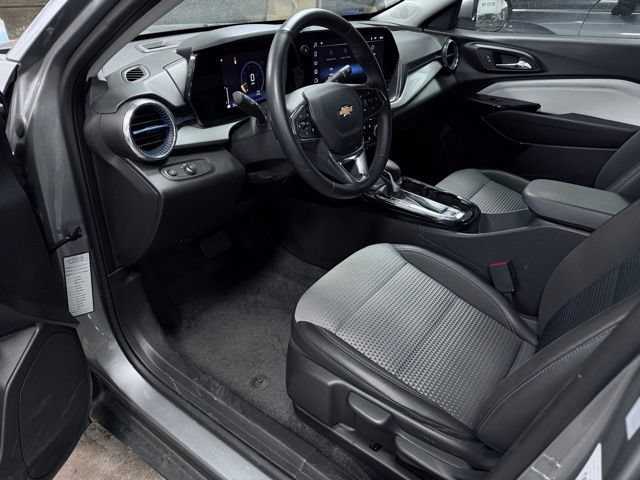 Used 2025 Chevrolet Trax LT w/ LT Convenience Package FWD image 17
