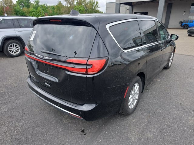 Used 2026 Chrysler Pacifica Select FWD image 3