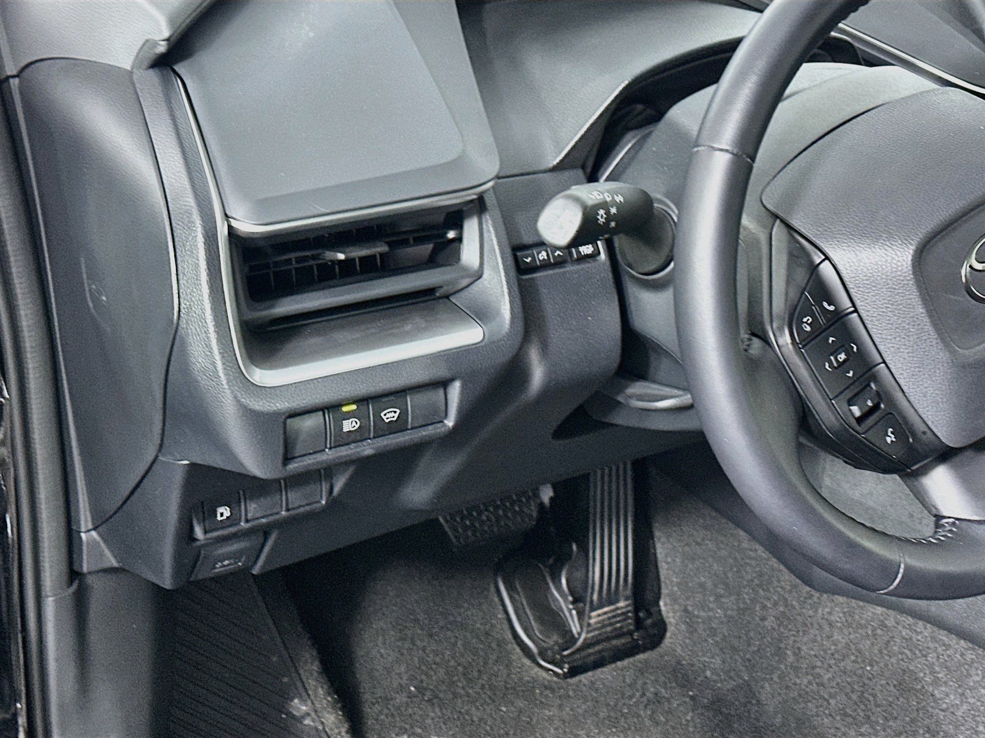 Used 2025 Toyota Prius LE FWD image 17