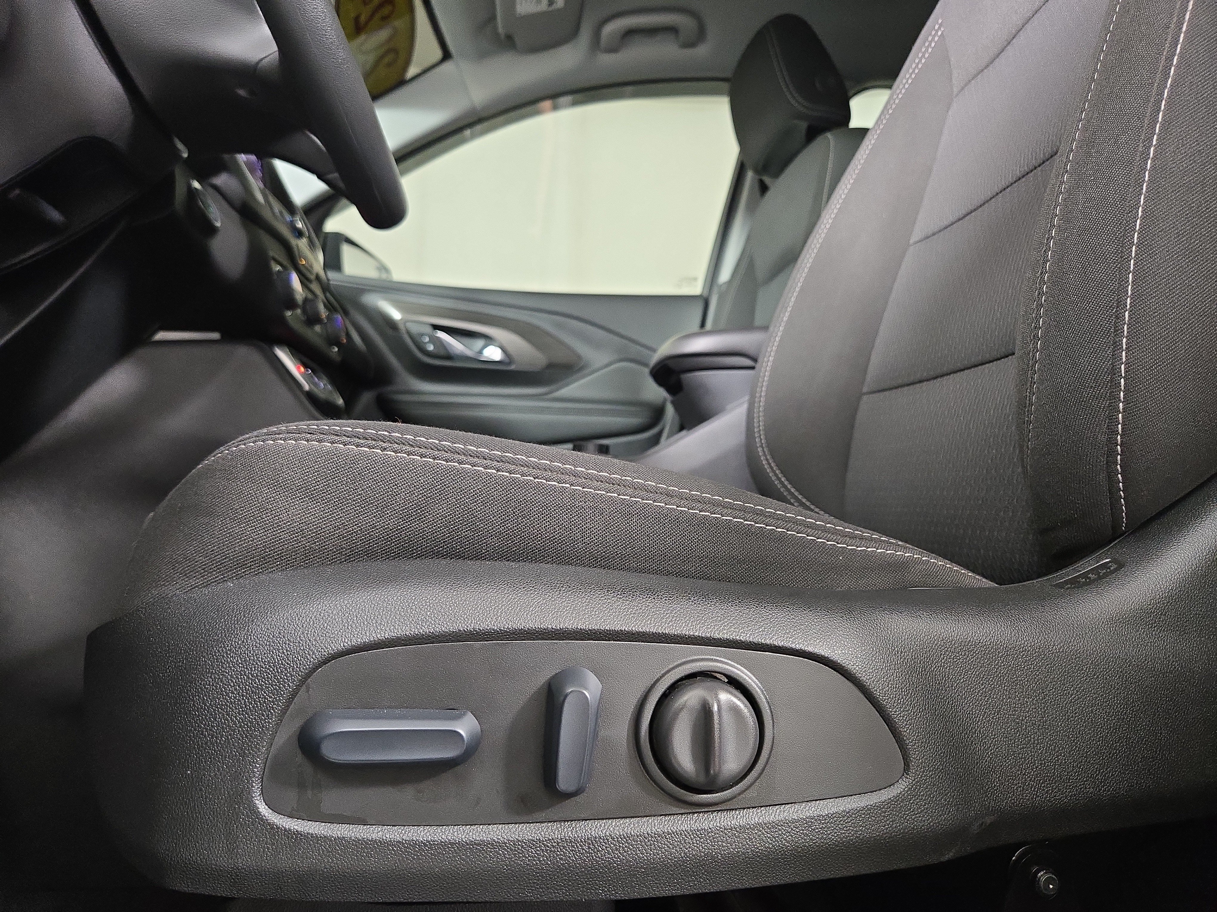 Certified 2024 GMC Terrain SLE w/ Driver Convenience Package FWD image 31