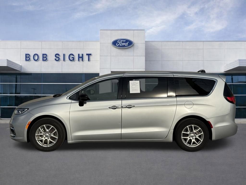 Used 2024 Chrysler Pacifica Touring-L image 39