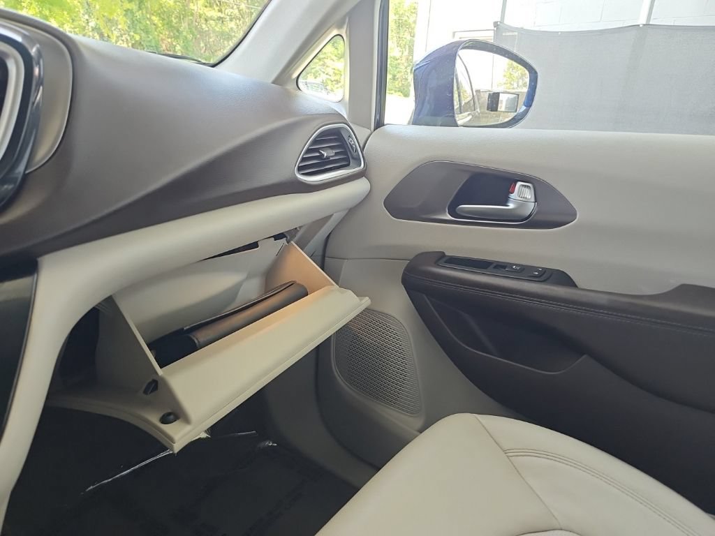 Used 2018 Chrysler Pacifica Touring-L Plus w/ Advanced Safetytec Group FWD image 31