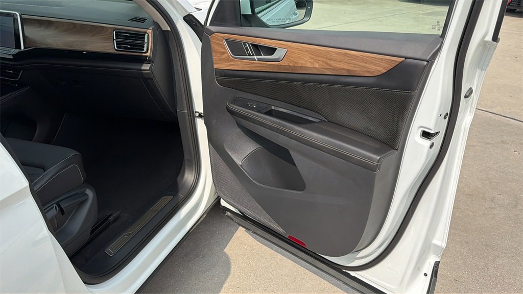 Used 2025 Volkswagen Atlas SE image 37