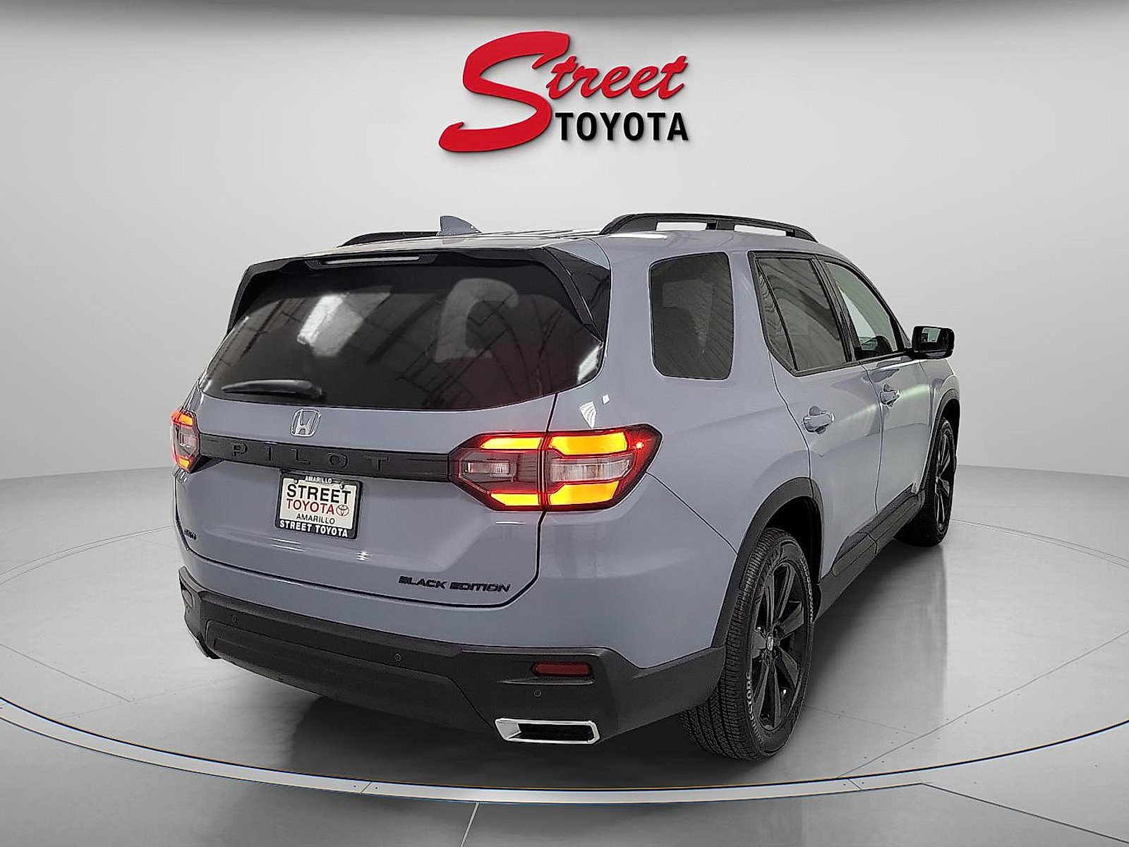 Used 2025 Honda Pilot Black Edition image 4