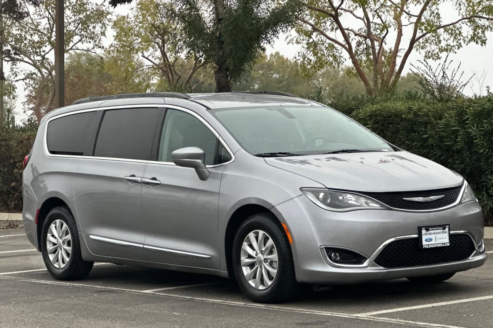 Used 2017 Chrysler Pacifica Touring-L image 9