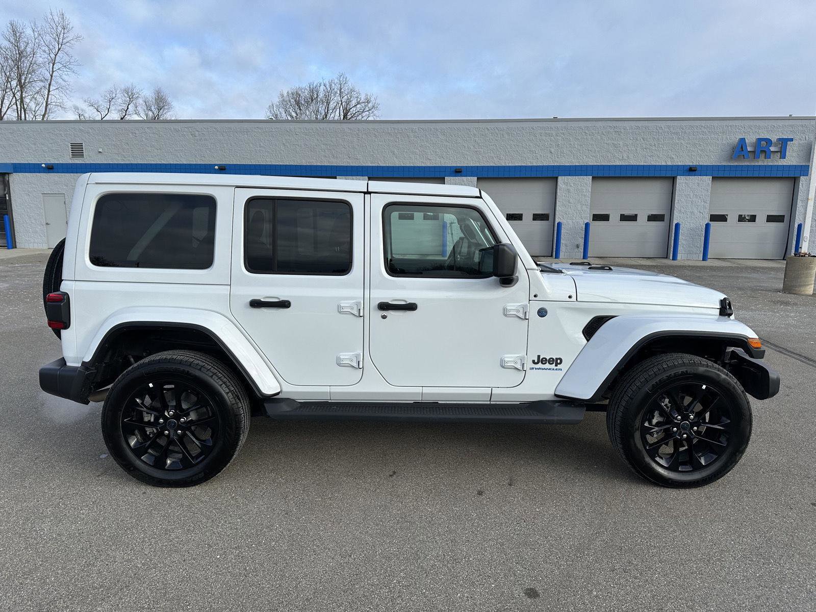 Used 2025 Jeep Wrangler Sahara image 9