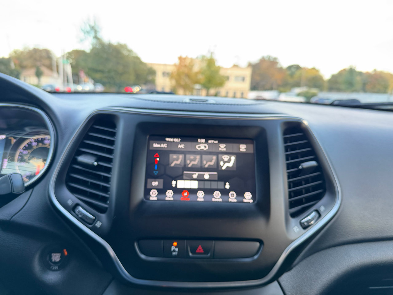 Used 2020 Jeep Cherokee Latitude Plus w/ Cold Weather Group image 12