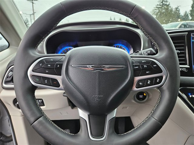Used 2024 Chrysler Pacifica Touring-L image 19