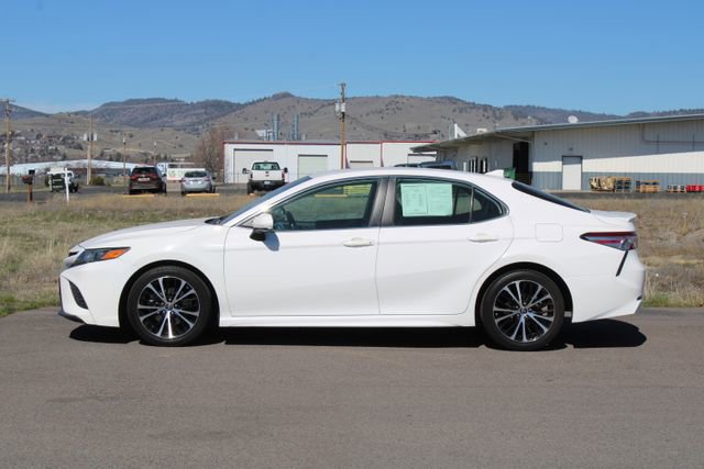 Used 2020 Toyota Camry SE w/ Carpet Mat Package image 3