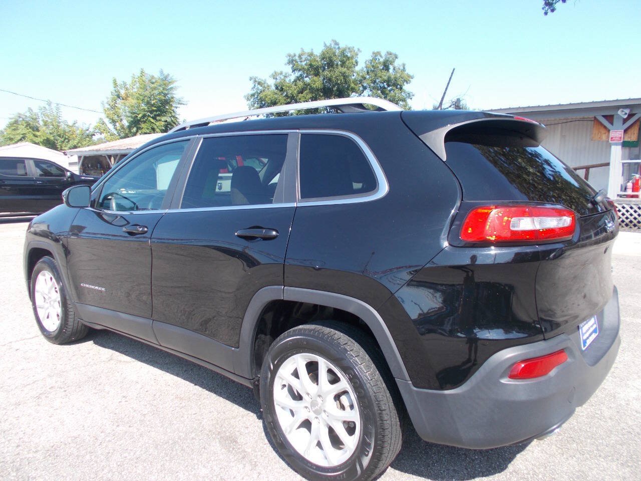 Used 2018 Jeep Cherokee Latitude FWD image 16