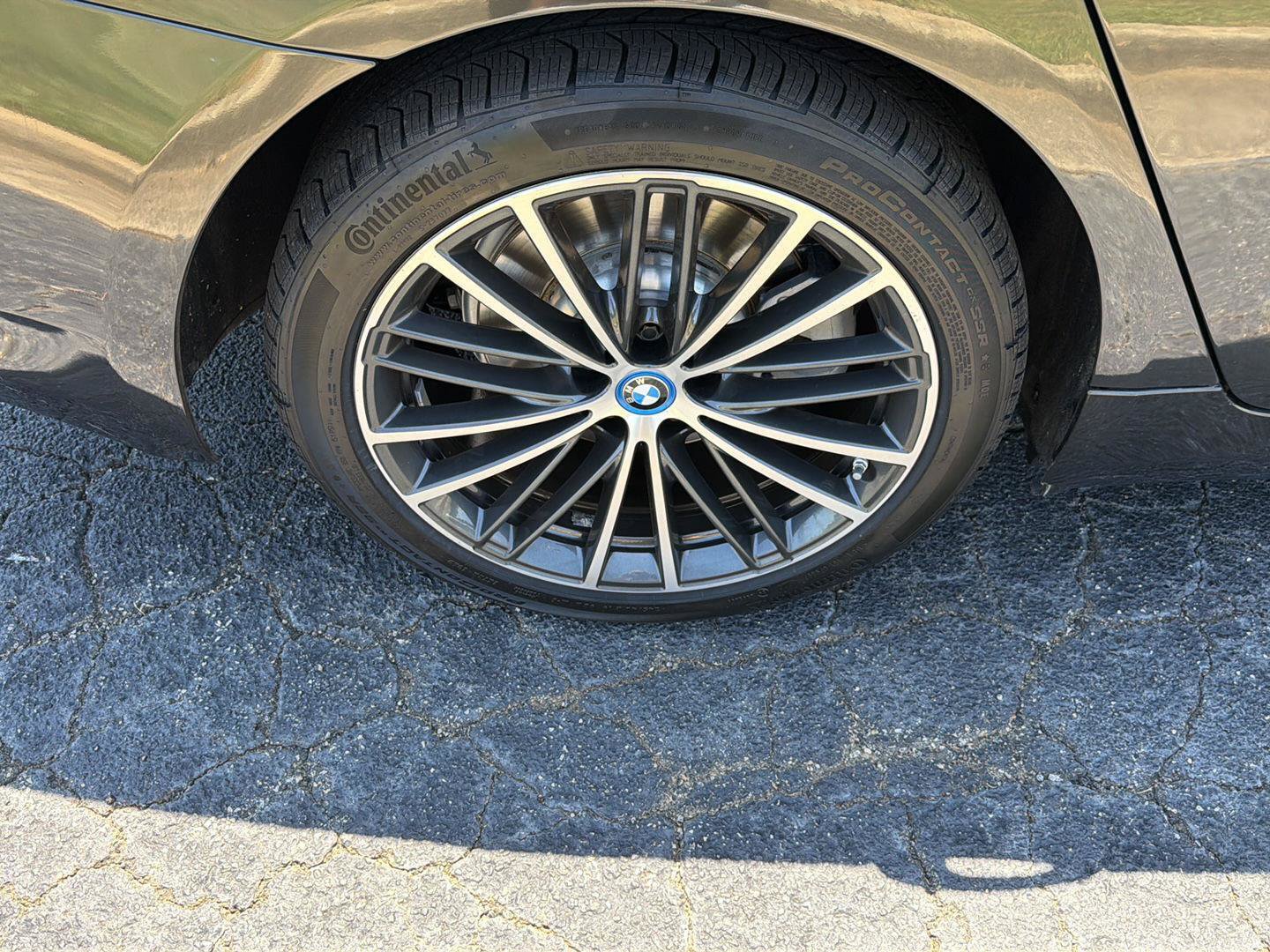Used 2023 BMW 530e w/ Premium Package RWD image 40