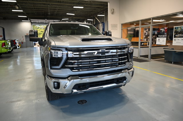 New 2026 Chevrolet Silverado 3500 LTZ w/ LTZ Premium Package AWD/4WD image 3