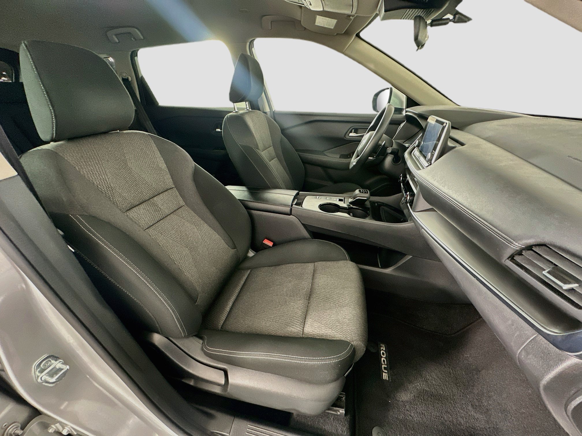 Used 2024 Nissan Rogue SV FWD image 31