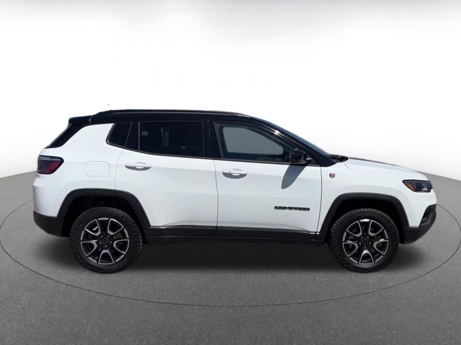 Used 2025 Jeep Compass Trailhawk w/ Trailer Tow Group AWD/4WD image 16