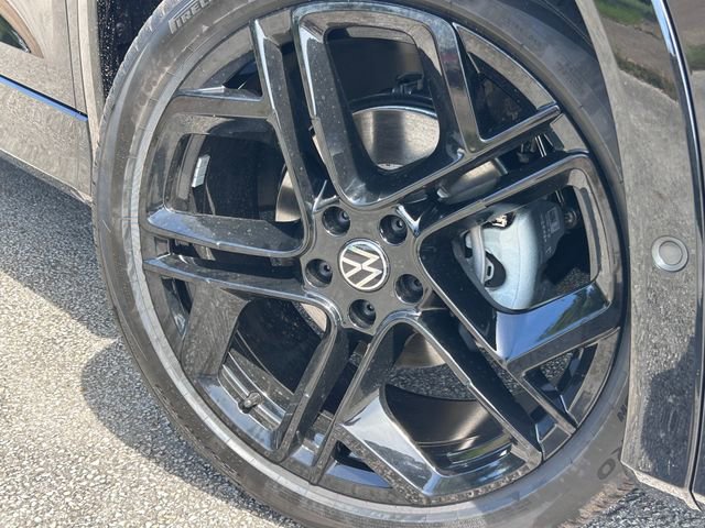 New 2026 Volkswagen Tiguan SE R-Line FWD image 2