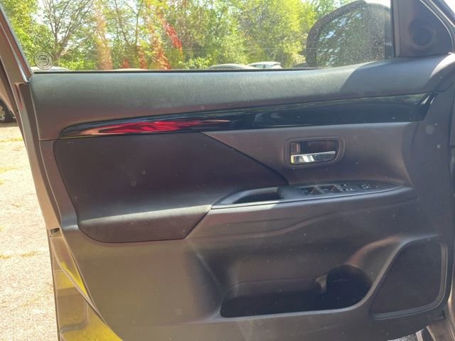 Used 2014 Mitsubishi Outlander SE AWD/4WD image 18