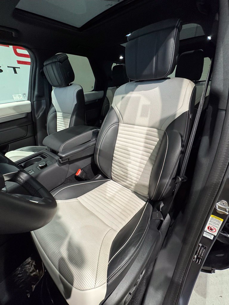 Used 2024 Land Rover Discovery Dynamic SE AWD/4WD image 16
