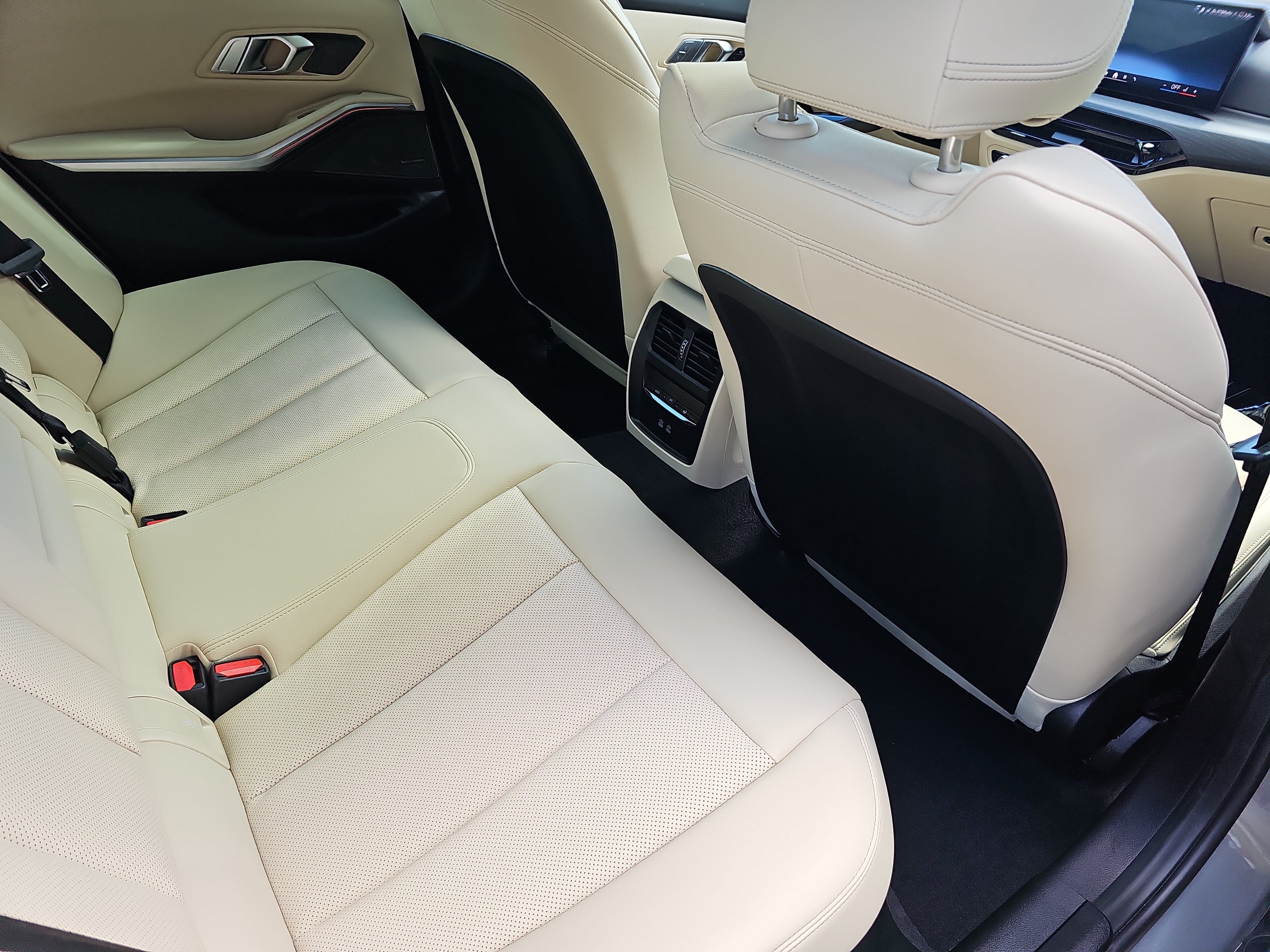 Certified 2025 BMW 330i Sedan w/ Premium Package RWD image 12