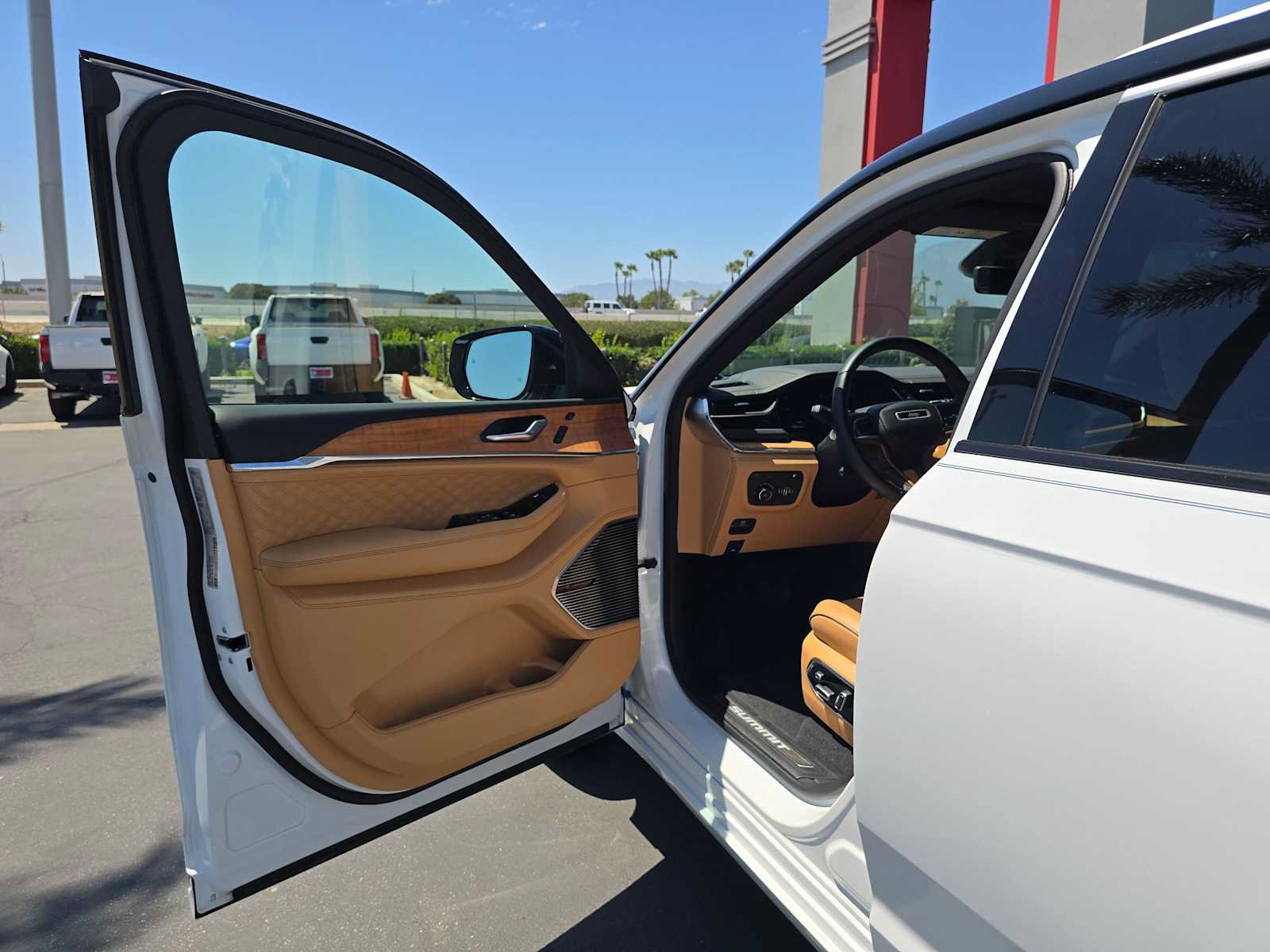 Used 2022 Jeep Grand Cherokee Summit AWD/4WD image 21