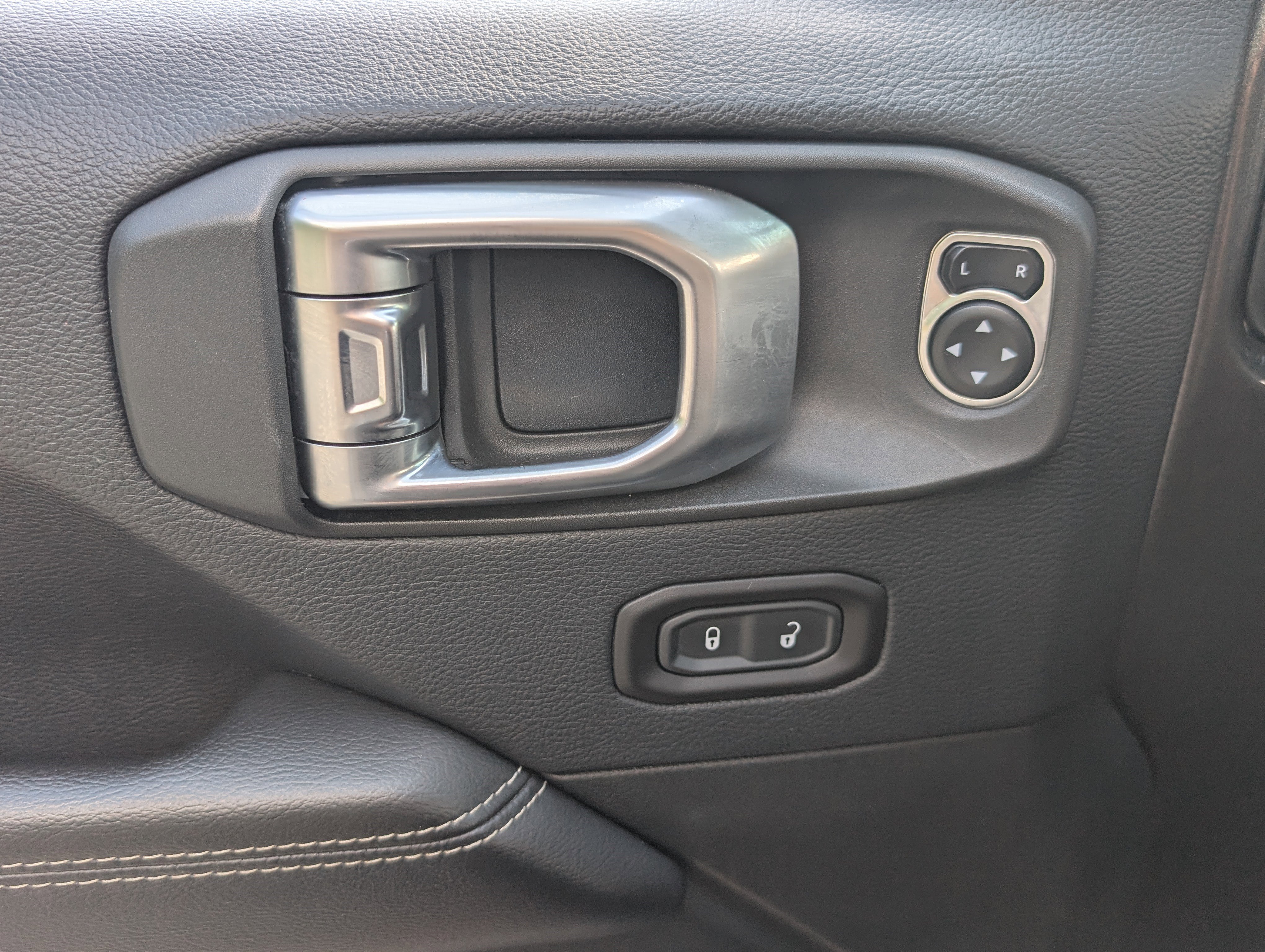 Used 2018 Jeep Wrangler Unlimited Sahara AWD/4WD image 15