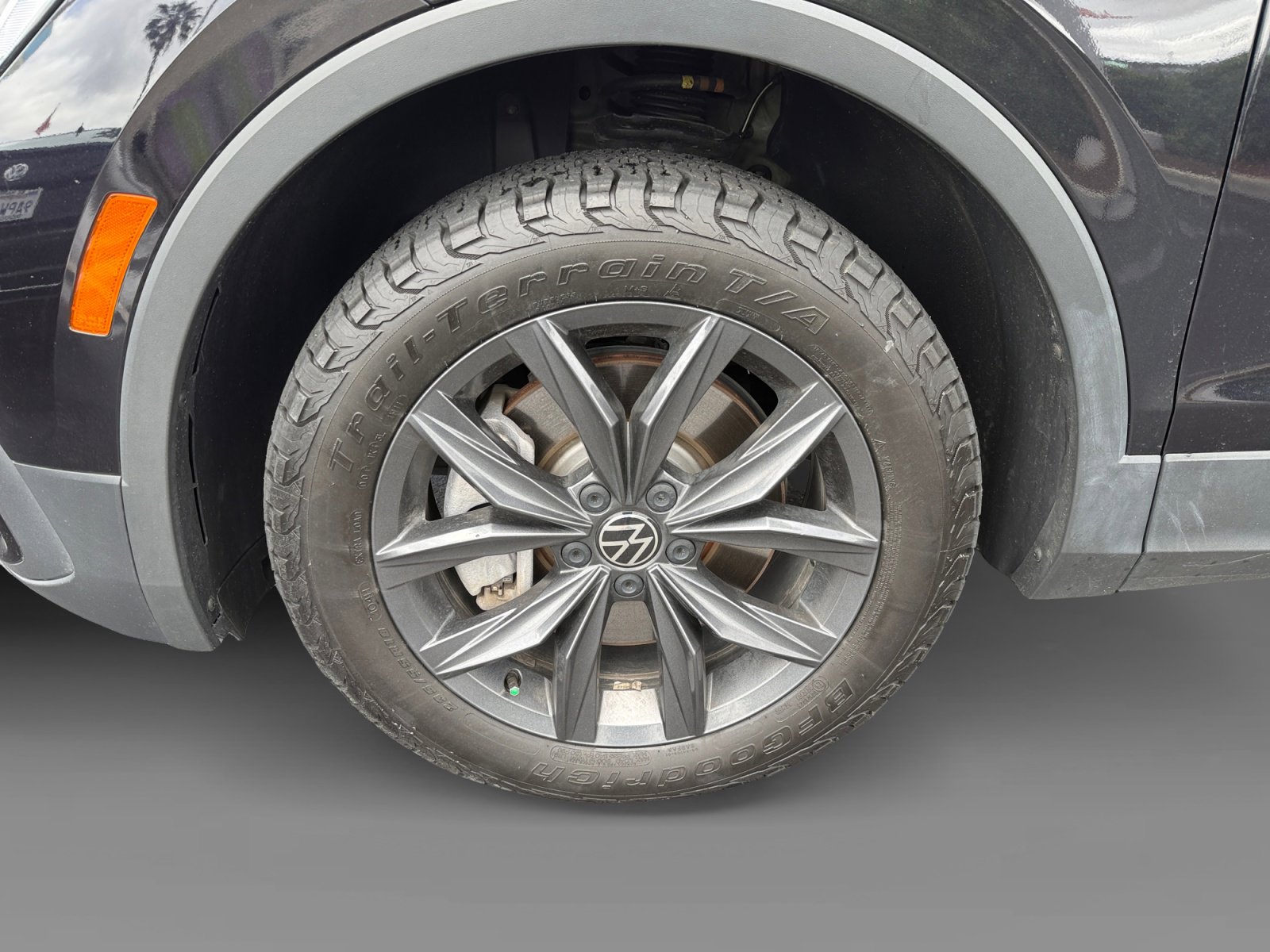 Certified 2023 Volkswagen Tiguan SE w/ Panoramic Sunroof Package image 9