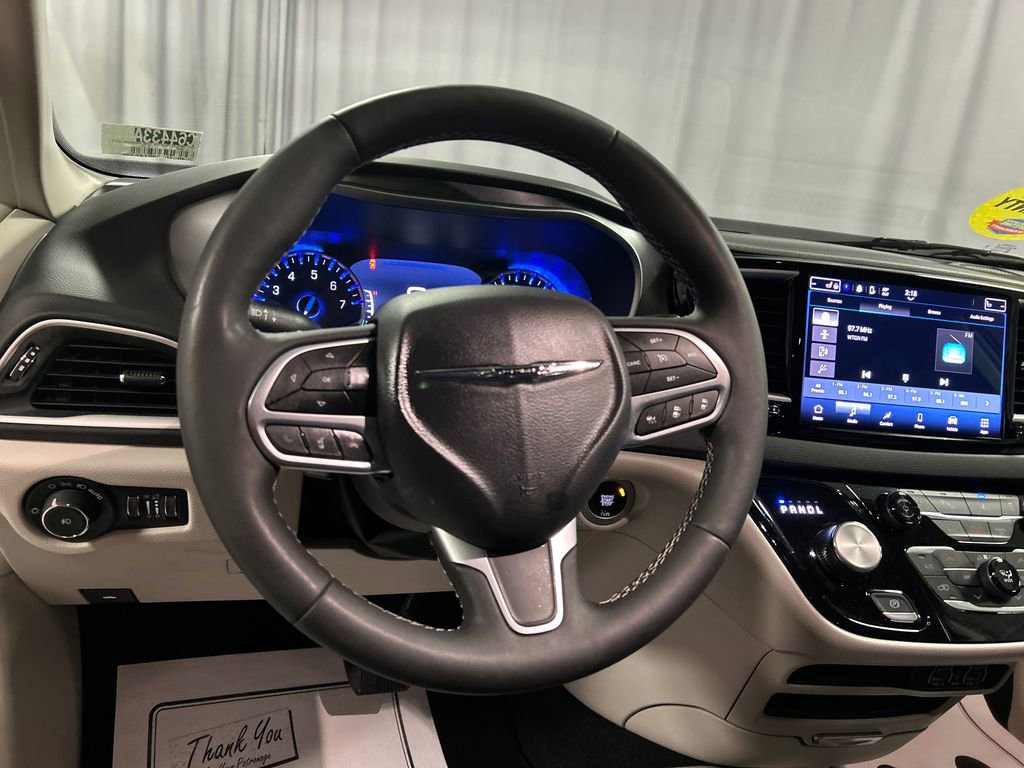 Used 2024 Chrysler Pacifica Touring-L FWD image 15